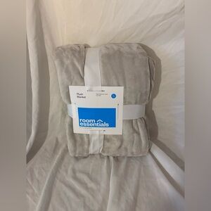 Room Essentials Plush Blanket XL Twin